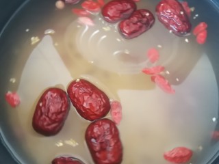 8、红枣枸杞小碴子粥,米水比例米1水6