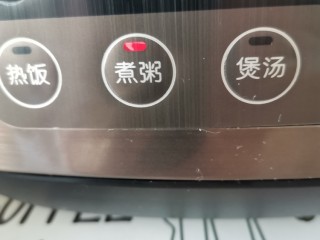 9、红枣枸杞小碴子粥,电饭煲按煮粥