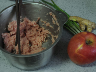 5、糯米肉丸,其余食材准备好