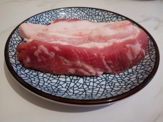 1、豆腐肉丸子,买了五花肉做丸子（也可以买7分肥3分瘦的）