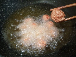 13、豆腐肉丸子,炸成这样就差不多了，表面金黄，也可以拿一个，用筷子打开看看