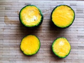 4、鹌鹑蛋鲜虾贝贝小南瓜盅,切去三分之一，如图所示