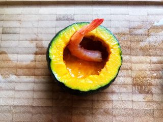 6、鹌鹑蛋鲜虾贝贝小南瓜盅,虾去头去壳，尾巴上的壳留着，然后放入小南瓜内