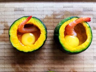 8、鹌鹑蛋鲜虾贝贝小南瓜盅,第二个也一样处理