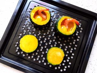 9、鹌鹑蛋鲜虾贝贝小南瓜盅,放入蒸盘