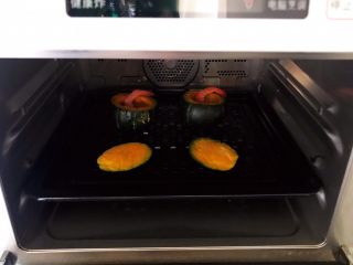 10、鹌鹑蛋鲜虾贝贝小南瓜盅,放入蒸箱