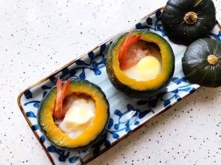 13、鹌鹑蛋鲜虾贝贝小南瓜盅,摆盘