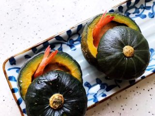 14、鹌鹑蛋鲜虾贝贝小南瓜盅,也可以盖上盖子，很好看