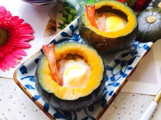 16、鹌鹑蛋鲜虾贝贝小南瓜盅,来个近景