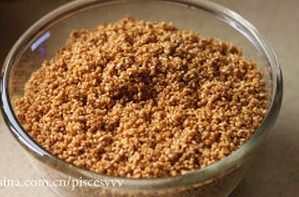 2、鲜肉棕,将适量的生抽、老抽、鸡精倒入糯米中，按喜好加入少量盐，翻拌均匀后备用