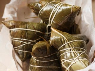 13、鲜肉棕,盖高压锅盖，大火煮开后，改小火煮15分钟，关火，等压力阀卸压后，继续煮15分钟，后关火焖3小时