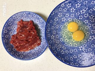 1、牛肉丝卷饼,1个蛋黄加1个全蛋打入大碗内，剩下一个蛋清倒入牛肉丝中