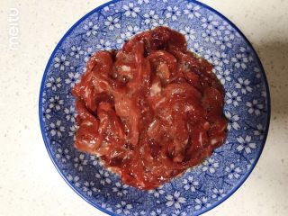 2、牛肉丝卷饼,牛肉丝再加入盐、糖、黑胡椒、老抽、生抽、蚝油、大蒜粉（没有可以放蒜蓉）搅拌均匀，放一旁腌渍一会儿