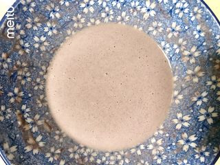 3、牛肉丝卷饼,鸡蛋打散，加入水和油搅匀，筛入低粉和紫薯粉，紫薯粉可以换成其他果蔬粉，换成等量低粉也行，搅匀成没有颗粒的面糊