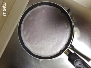 4、牛肉丝卷饼,国内刷薄薄一层油，舀两勺面糊摊面饼，小火煎，不用翻面，成型即可揭下