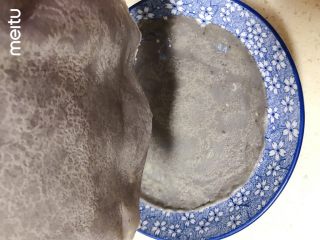 5、牛肉丝卷饼,摊好的卷饼，和班戟皮差不多