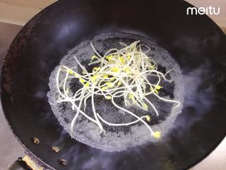 6、牛肉丝卷饼,锅内烧水烫熟豆芽，其他蔬菜也可以