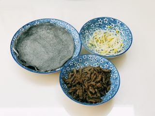 7、牛肉丝卷饼,牛肉下油锅炒熟盛出