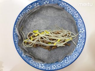 8、牛肉丝卷饼,将牛肉和豆芽放入饼皮中卷起来
