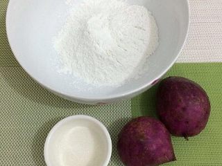 1、烤紫薯糯米饼,准备好食材