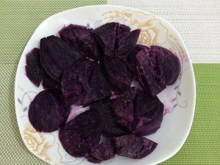 3、烤紫薯糯米饼,上锅蒸熟