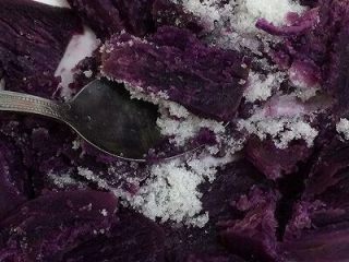 5、烤紫薯糯米饼,用小勺将紫薯压成泥