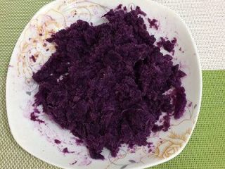 6、烤紫薯糯米饼,和白糖拌匀