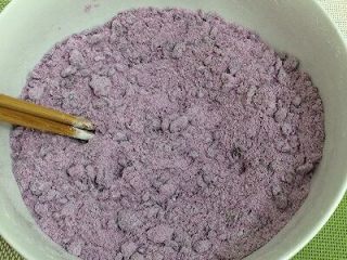 9、烤紫薯糯米饼,用筷子搅拌均匀