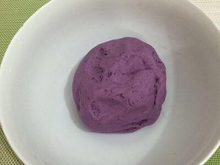 11、烤紫薯糯米饼,和成柔软的面团