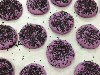 16、烤紫薯糯米饼,全部做好，放入烤盘中，放入提前预热好烤箱中，放在中层，上下火150度烤20分钟