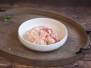 2、荠菜鸡肉馄饨,分别将鸡肉和猪肉剁成肉馅，混合在一起，放在一个较大的容器里。