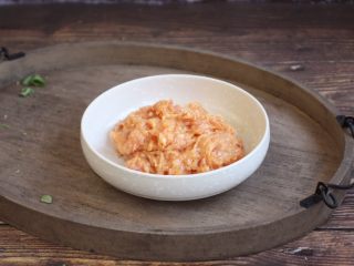 3、荠菜鸡肉馄饨,在肉馅里放一个鸡蛋、少许的胡椒粉、1小勺的料酒，1小勺的生抽、少许的盐、适量的水（高汤）朝一个方向搅拌均匀，将汤汁都打进肉馅中，肉馅有粘性即可。