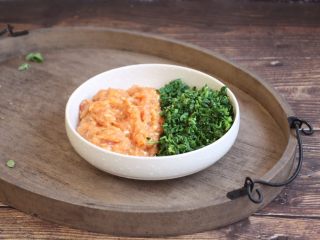 5、荠菜鸡肉馄饨,将调制好的肉馅和荠菜放在一起。