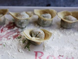 10、荠菜鸡肉馄饨,包好的小云吞，小肚子胖嘟嘟的。