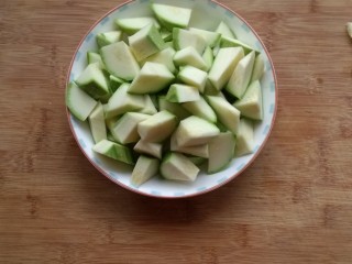 1、耗油西葫芦,西葫芦洗净，切滚刀块