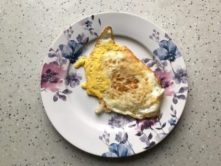 2、藤椒风味手撕鸡三明治,鸡蛋先煎熟