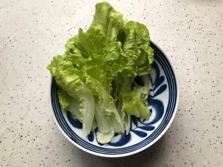 3、藤椒风味手撕鸡三明治,生菜用饮用水洗净，控干水分