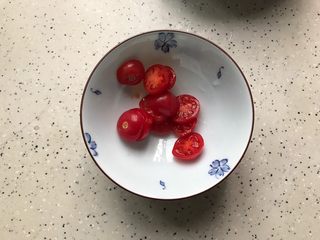 4、藤椒风味手撕鸡三明治,小番茄用饮用水洗净之后切成片