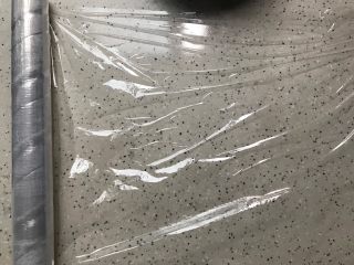 6、藤椒风味手撕鸡三明治,铺一张保鲜膜