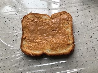7、藤椒风味手撕鸡三明治,将一片吐司抹上适量花生酱