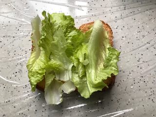 8、藤椒风味手撕鸡三明治,再铺上生菜