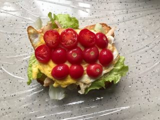 11、藤椒风味手撕鸡三明治,码上小番茄