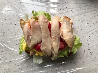 12、藤椒风味手撕鸡三明治,再铺上鸡肉