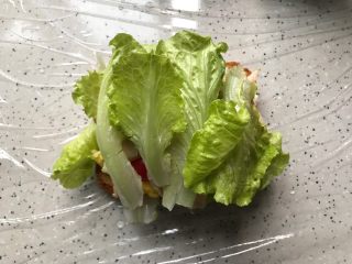 13、藤椒风味手撕鸡三明治,铺上生菜