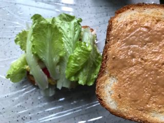 14、藤椒风味手撕鸡三明治,另一片吐司一面也抹上花生酱