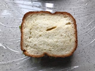 15、藤椒风味手撕鸡三明治,盖上去