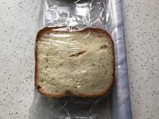 16、藤椒风味手撕鸡三明治,用保鲜膜包起来