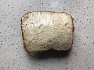 17、藤椒风味手撕鸡三明治,稍微包的紧一点