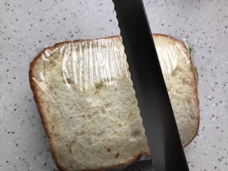 18、藤椒风味手撕鸡三明治,用锯齿刀对半切开