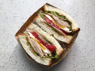 19、藤椒风味手撕鸡三明治,放入纸盒，即可